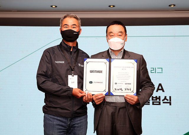 타이틀 스폰서 조인식 후 기념 촬영에 임한 장현국(왼쪽) 위메이드 대표와 KPGA 구자철 회장. 사진=한국프로골프협회 제공