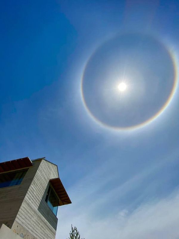 11일 박수현 전 청와대 국민소통수석이 자신의 페이스북에 게재한 경남 양산 하늘에 뜬 햇무리. [사진 = 박수현 전 수석 페이스북]