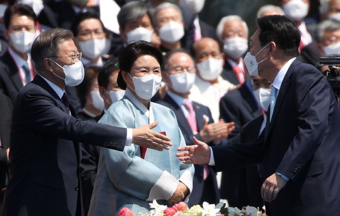 윤석열 대통령(오른쪽)과 문재인 전 대통령이 10일 서울 여의도 국회의사당에서 열린 제20대 대통령 취임식에서 인사를 나누고 있다. [사진 제공 = 국회사진기자단]