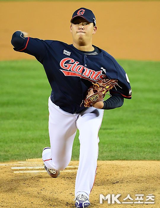 서준원이 구속을 줄이고 제구를 얻으며 새로운 투수로 거듭나고 있다.                  사진=김영구 가지