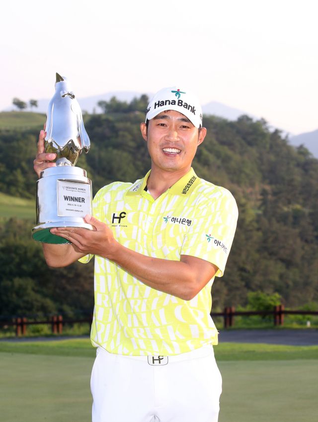 퍼스트골프라운지 파트너 박은신(32)이 13년 만에 KPGA 투어 첫 우승 트로피를 들어올렸다. 사진=KPGA 제공