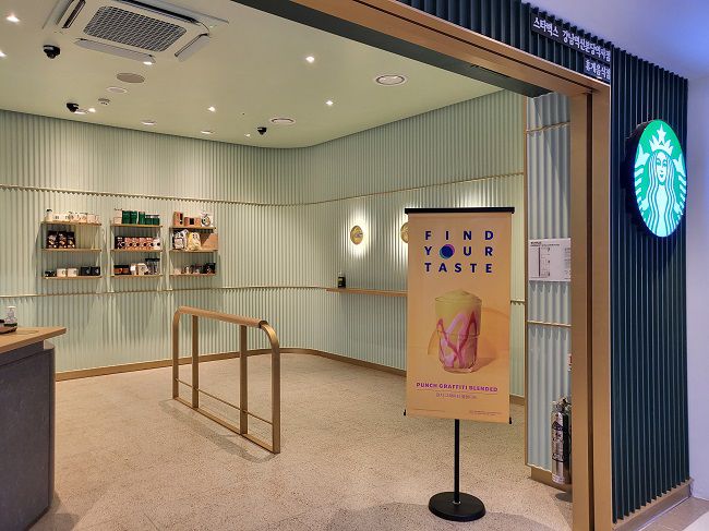 스타벅스 강남역신분당역사점 내부. 10평 남짓의 공간에는 테이블과 좌석이 없다. 오른편에 작은 선반만 있다. 이런 매장은 주로 중저가 카페나 최근 MZ세대 사이에서 유행하는 스탠딩 에스프레소바에서 찾아볼 수 있는 형태다. <송경은 기자>