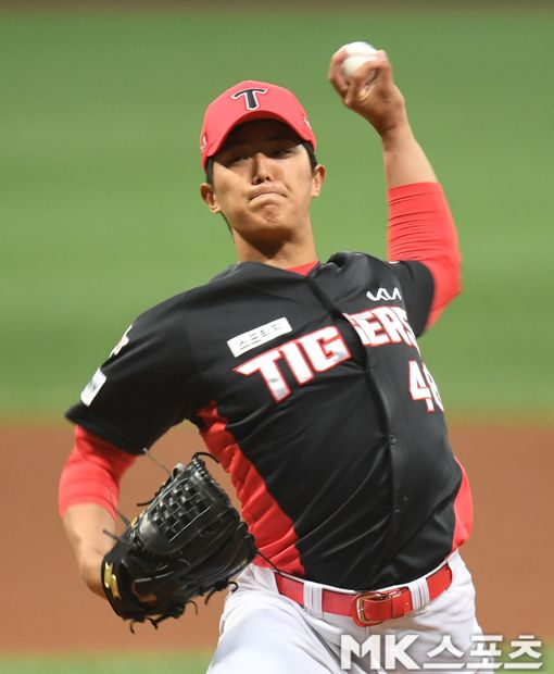 이의리가 지난 해 보다 현란한 패스트볼 무브먼트로 더 좋은 결과물을 만들고 잇다.              사진=김재현 기자