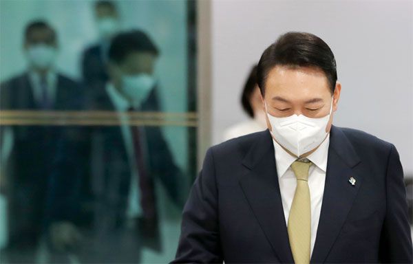 윤석열 대통령이 8일 오전 용산 대통령실 청사로 출근하고 있다. [이승환 기자]