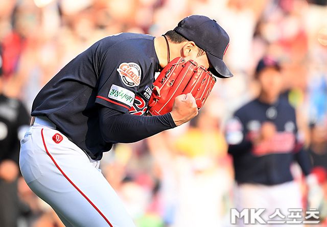 롯데 마무리 최준용이 거듭된 부진으로 신뢰를 잃고 있다. 패스트볼 수직 무브먼트가 밋밋해지며 난타를 허용하고 있다.             사진=천정환 기자