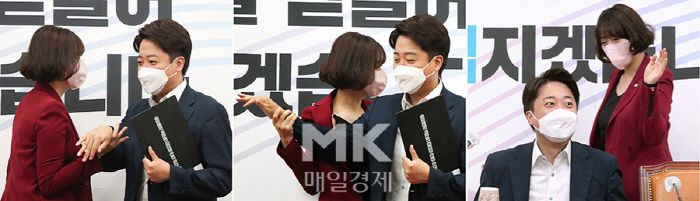 이준석 국민의힘 대표가 23일 서울 여의도 국회에서 열린 국민의힘 최고위원회의에 참석하며 배현진 최고위원과의 악수를 거부하고 있다.(왼쪽·가운데) 이에 배 최고위원이 악수를 거부한 이대표의 어깨를 치고 있다.(오른쪽) [한주형 기자]