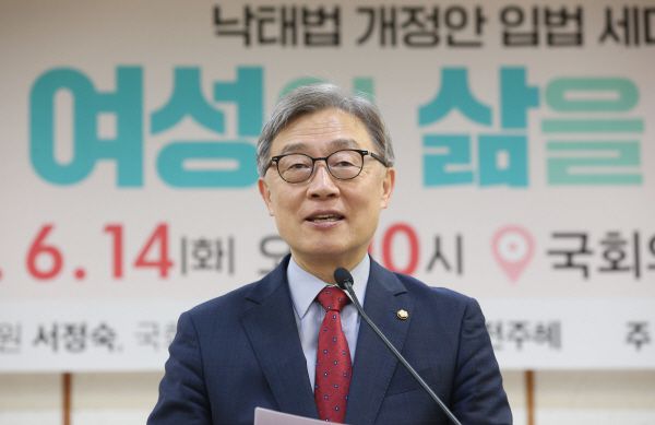 최재형 국민의힘 의원이 14일 오전 국회 의원회관에서 열린 '건강한 여성의 삶을 다시 생각하다' 낙태법 개정안 입법 세미나에서 개회사를 하고 있다. [사진 = 국회사진기자단]