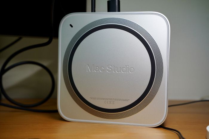 맥 스튜디오의 아랫면