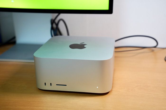 맥 스튜디오의 앞면