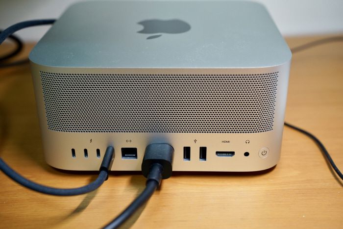 맥 스튜디오의 뒷면