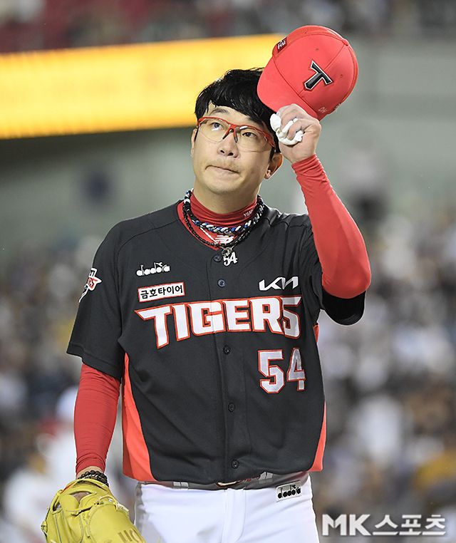 양현종이 마운드를 내려 오며 관중 황호에 답하고 있다.      사진=천정환 기자