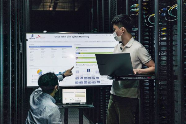 SK텔레콤 연구원들이 대전광역시 SK둔산사옥에서 베어메탈 기반 클라우드 네이티브 코어망을 점검하고 있다. [사진 제공 = SK텔레콤]
