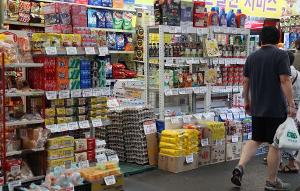 한국은행에 따르면 지난달 생산자물가지수(잠정)는 올해 1월 이후 여섯 달 연속 상승세다. 사진은 지난 24일 서울 시내 전통시장에서 시민들이 장을 보고 있는 모습. [사진 출처 = 연합뉴스]