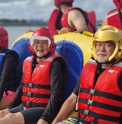 문재인 전 대통령과 김정숙 여사가 서귀포시 표선해수욕장에서 수상레저스포츠를 즐기고 있다. [사진 출처 = 문재인 전 대통령 인스타그램]