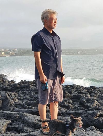 문재인 전 대통령이 2일 서귀포시 표선해수욕장에서 반려견 토리와 일출을 감상하고 있다. [사진 출처 = 문재인 전 대통령 인스타그램]