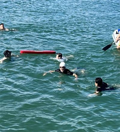 문재인 전 대통령이 2일 서귀포시 표선해수욕장에서 물놀이를 즐기고 있다.(가운데). [사진 출처 = 문재인 전 대통령 인스타그램]