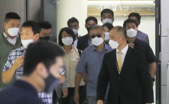 1일 오후 여름 휴가차 제주공항에 도착한 문재인 전 대통령과 부인 김정숙 여사. 문 전 대통령은 1주일간 제주에 머물며 휴양할 예정인 것으로 알려졌다. [사진 출처 = 연합뉴스]