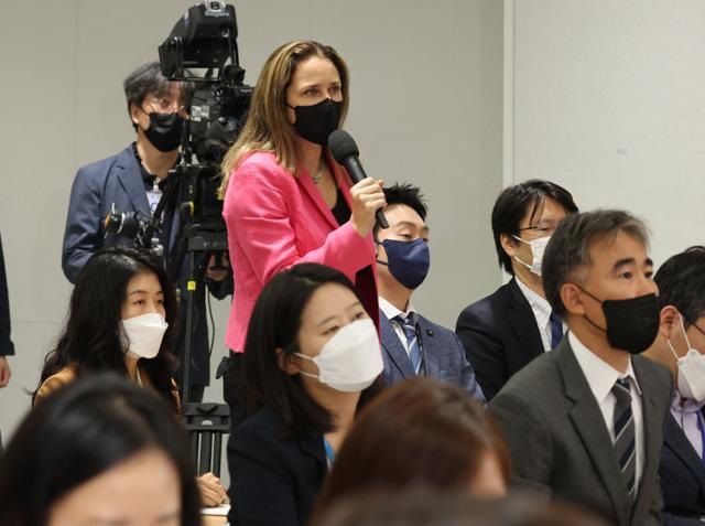 취임 100일 기자회견에서 폴라 핸콕스 CNN 기자가 윤석열 대통령에게 질문하고 있다. [사진=대통령실통신사진기자단]