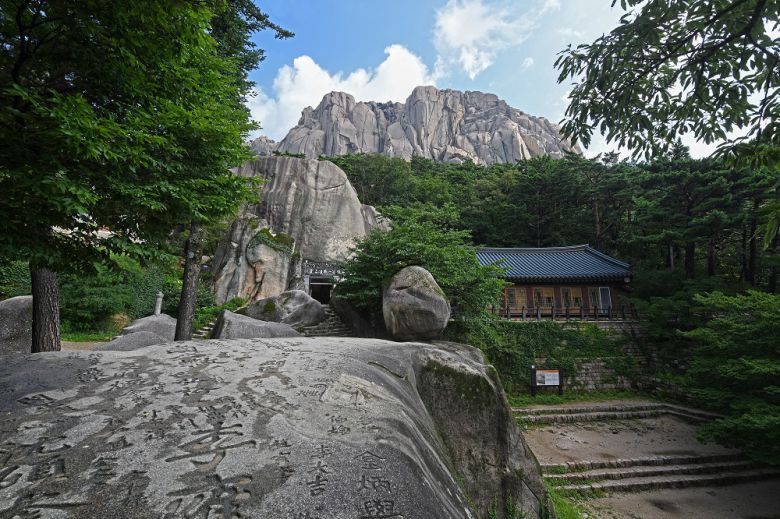 흔들바위 뒤로 보이는 울산 바위 [한국관광공사 제공]