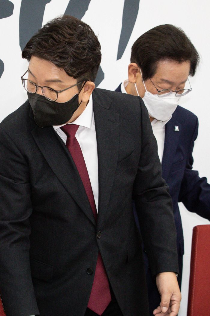 권성동 국민의힘 원내대표(왼쪽)와 이재명 더불어민주당 대표가 지난달 31일 서울 여의도 국회에서 만나 자리로 이동하고 있다.  2022.8.31 [김호영 기자]