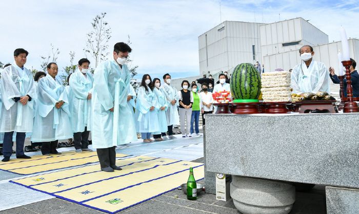 김병수 김포시장이 지난 3일 애기봉평화생태공원에서 열린 망향제례를 올리는 모습. [맹성규 기자]