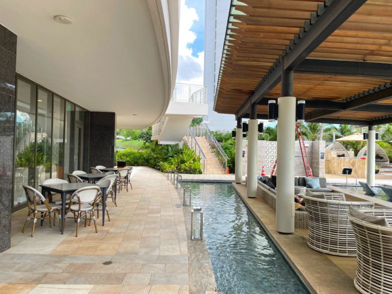 인피티니풀과 풀사이드 바 '누누 바'.  /사진= 강예신 여행+ 기자