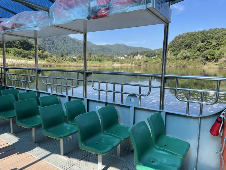 배를 타고 소나무숲으로 들어갈 수 있다.  /사진= 강예신 여행+ 기자