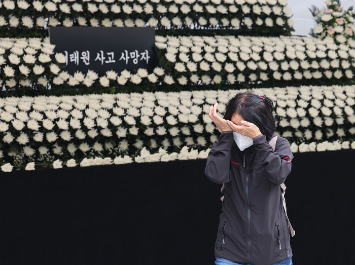 1일 서울 용산구 녹사평역 광장에 마련된 이태원 사고 사망자 합동분향소에서 조문을 마친 시민이 눈물을 흘리고 있다. [사진=연합뉴스]