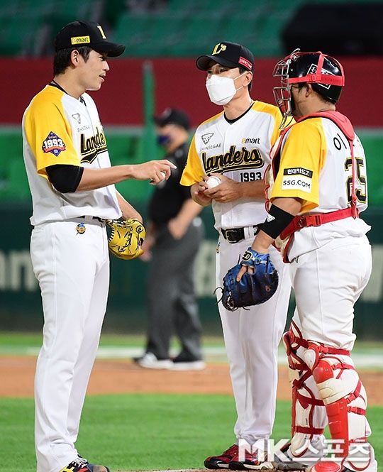 이대진 코치(가운데)가 선수들과 이야기를 나누고 있다.       사진=김영구 기자