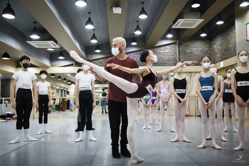 올해 여름 KT&G장학재단과 세계발레지도자협의회가 맺은 결연을 통해 발레 영재들이 최정상급 발레 마스터와 수업을 진행하고 있다. 【사진 제공=KT&G장학재단】