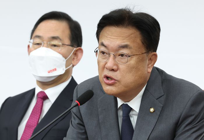 정진석 국민의힘 비상대책위원장이 21일 오전 국회에서 열린 비상대책위원회의에서 발언하고 있다. 왼쪽은 주호영 원내대표. [사진 = 연합뉴스]