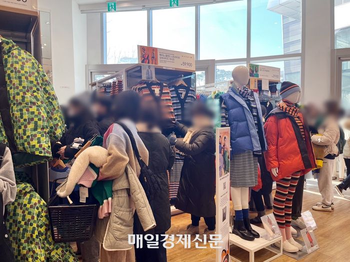 2일 오전 서울 잠실 롯데월드몰 유니클로 매장 내 소비자들이  ‘유니클로 앤 마르니’ 컬렉션 제품을 고르고 있는 모습. [최아영 기자]