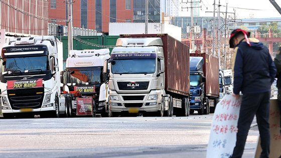 화물연대 파업 15일째인 8일 오후 경기도 의왕시 내륙컨테이너기지(ICD)에서 화물연대 조합원들이 선전전을 하고 있다.[사진 = 연합뉴스]