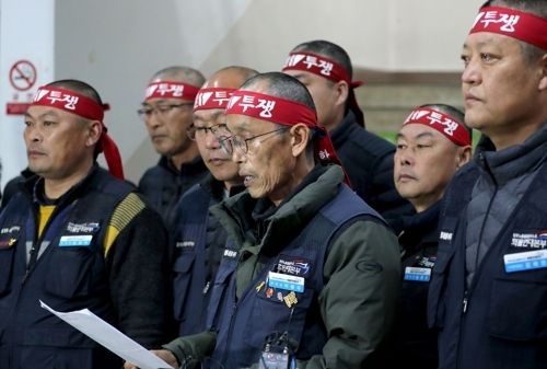 화물연대 집행부 관계자들이 8일 오후 대전 대덕구 민주노총 대전지역본부 건물 앞에서 기자회견을 열고 오는 9일 오전 파업 철회를 위한 전 조합 투표를 실시하겠다고 발표하고 있다. <자료=연합뉴스>