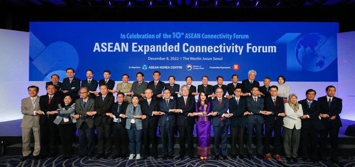 8일 열린 제10차 아세안연계성포럼에 참석한 연사와 아세안 각국 대사들. 이날 행사에는 에릭 테오 주한 싱가포르 대사, 윗추 웨차치 주한 태국 대사, 마리아 테레사 디존 데베가 주한 필리핀 대사 등 주한 아세안국가 대사들이 참석했다.<사진제공=한-아세안센터>