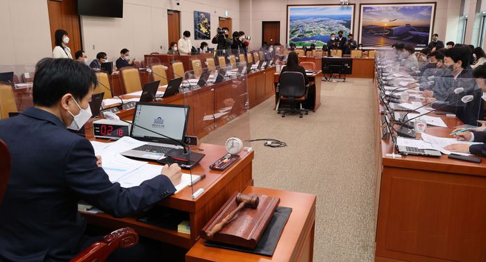 김민기 국토교통위원장(왼쪽)이 9일 오전 서울 여의도 국회에서 열린 국토교통위원회 전체회의에서 안전운임제 단독 처리를 위해 회의를 주재하고 있다.  김 위원장 왼쪽으로 여당 의원들은 불참해 자리가 모두 비어 있다. <연합뉴스>