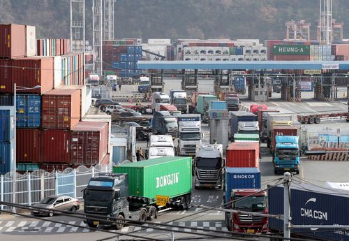 민주노총 화물연대가 16일간의 총파업을 마치고 복귀한 9일 오후 부산 남구 신선대부두에서 파업을 철회하고 업무를 재개한 화물차량들이 분주하게 움직이고 있다.  【연합뉴스】