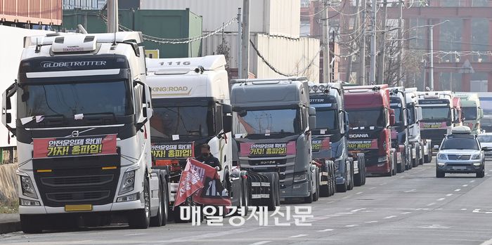 16일째 총파업을 이어가던 민주노총 공공운수노조 화물연대본부가 조합원 총투표를 통해 파업 중단을 결정했다. 파업에 참여했던 한 화물차량이 9일 파업 기간 경기 의왕시 내륙컨테이너기지(ICD)로 들어가고 있다. 2022.12.9 [김호영기자]