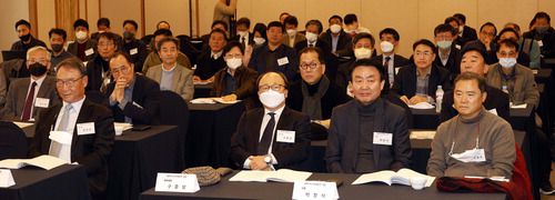 9일 미디어미래비전포럼이 한국프레스센터에서 개최한 '리인벤트시대 미디어 위기와 정상화' 세미나에 구종상 포럼 상임대표(앞줄 왼쪽 둘째)를 비롯해 각계 전문가들이 참여해 토론을 경청하고 있다.  <김호영 기자>