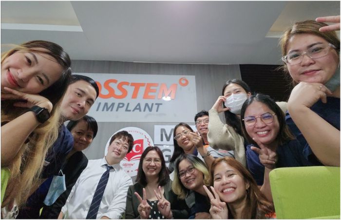 오스템임플란트 이유찬 필리핀법인장(좌측에서 네 번째)과 현지 직원들