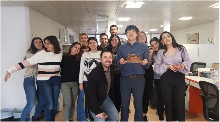 오스템임플란트 서영욱 튀르키예법인장(앞줄 가운데)과 현지 직원들