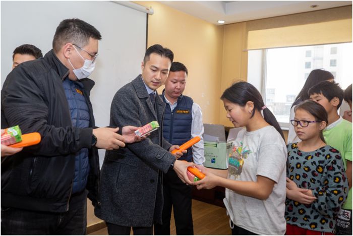올해 7월 부임한 오스템임플란트 배형권 몽골법인장(좌쪽에서 두 번째)이 현지 어린이들에게 구강건강관리 교육을 마친 후 양치 키트를 선물하고 있다.