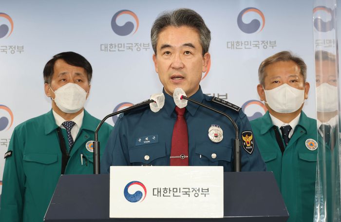 윤희근 경찰청장이 지난달 28일 정부서울청사 브리핑실에서 열린 ‘화물연대 집단운송거부 중대본 회의’ 브리핑에서 발표하고 있다. <이충우기자>
