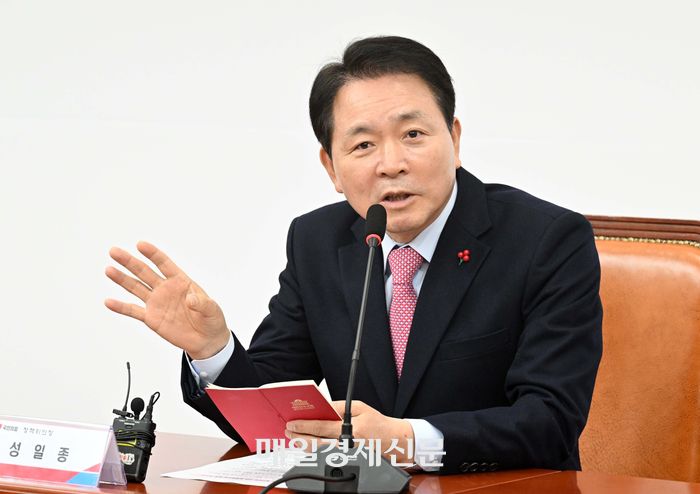 성일종 국민의힘 정책위의장이 26일 국회에서 안전운임제와 관련해 입장발표를 하고 있다. [한주형기자]