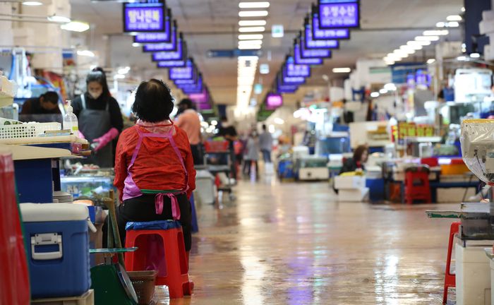 서울 노량진 수산시장 상인이 장사가 안돼 힘없이 앉아 있다.[사진 = 매경 DB]