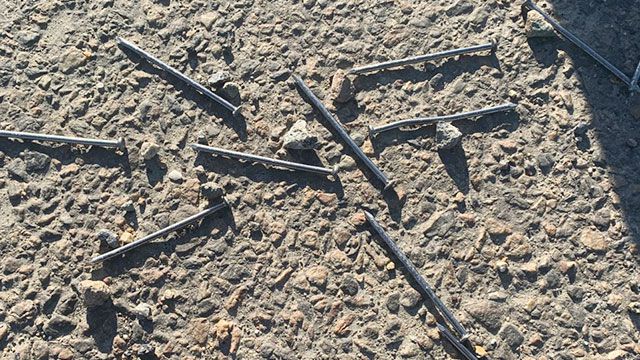 현장에서 발견된 9cm짜리 못. [사진출처 = 연합뉴스]