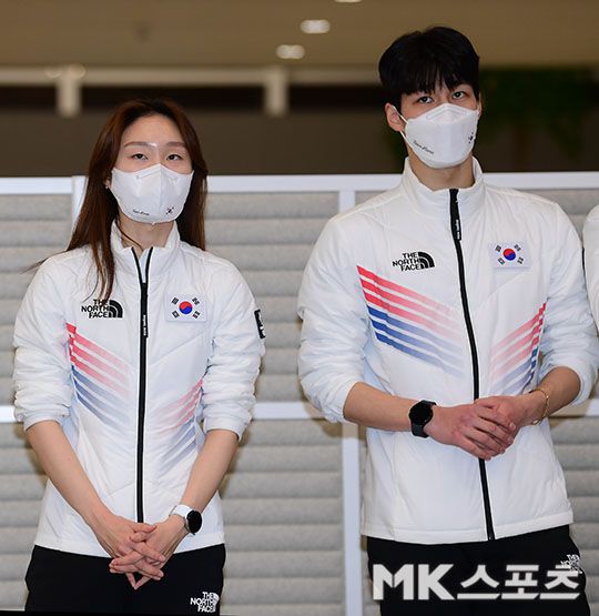최민정(왼쪽), 황대헌이 2022 베이징동계올림픽 쇼트트랙 1500m 금메달 획득 후 귀국하여 촬영에 응하고 있다. 사진=김영구 기자