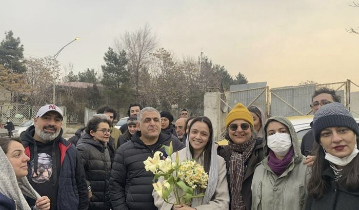 이란의 유명 배우 타라네 알리두스티가 4일(현지시간) 테헤란 에빈교도소 앞에서 지인들과 석방을 자축하며 기념촬영하고 있다. [사진 = 연합뉴스]