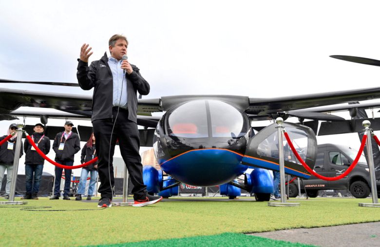 5일(현지시간) 미국 라스베이거스에서 개막한 CES 2023 야외 전시장에서 가이 카플린스키 아스카 설립자가 4인승 전기 수직이착륙기(eVTOL)인 A5 시제품을 최초로 공개하고 있다.  【AFP연합뉴스】