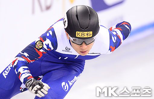 안현수가 러시아 국가대표 ‘빅토르 안’으로 2016-17 국제빙상경기연맹 쇼트트랙 4차 월드컵 예선을 통과하고 있다. 당시 대회는 평창올림픽 테스트 이벤트를 겸해 강릉아이스아레나에서 열렸다. 사진=김영구 기자